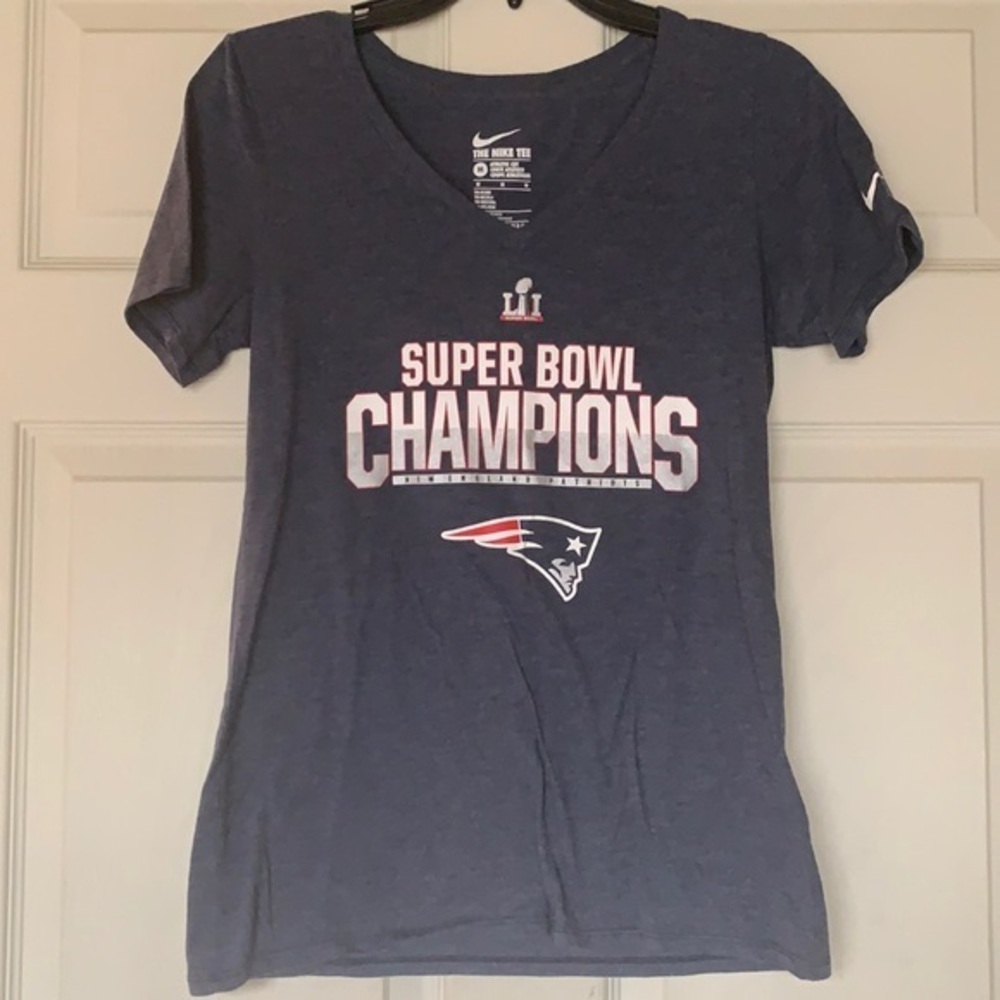 NWOT The Nike Tee Women’s New England Patriots Super Bowl V-Neck T-Shirt 🍀